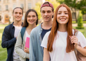 gruppe-von-teenagern-gluecklich-wieder-an-der-universitaet-zu-sein (1)