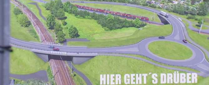 Auf dem Bild sind Schienen und Straßen zu sehen. Sie zeigen das neue Verkehrsknotennetz von Lübbenau