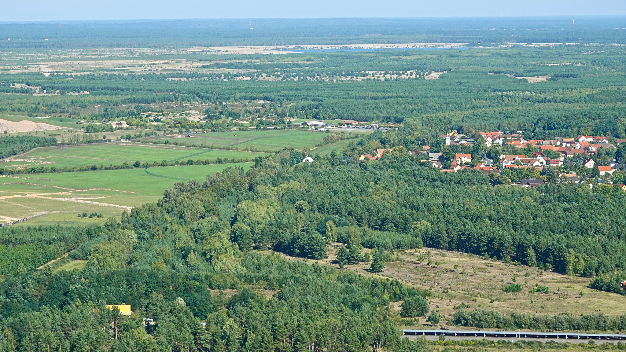 Natur ist aus der Luft zusehen. Es ist Boxberg. dort entsteht am Tagebau ein Solarpark.