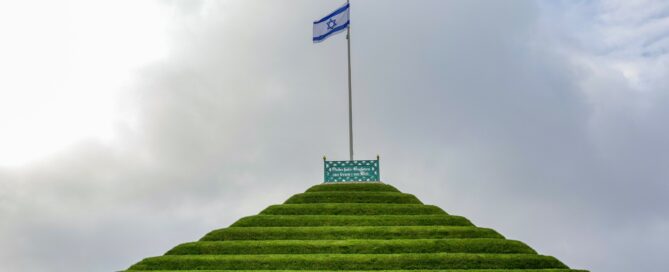 An der Landpyramide in Branitz weht die israelische Flagge