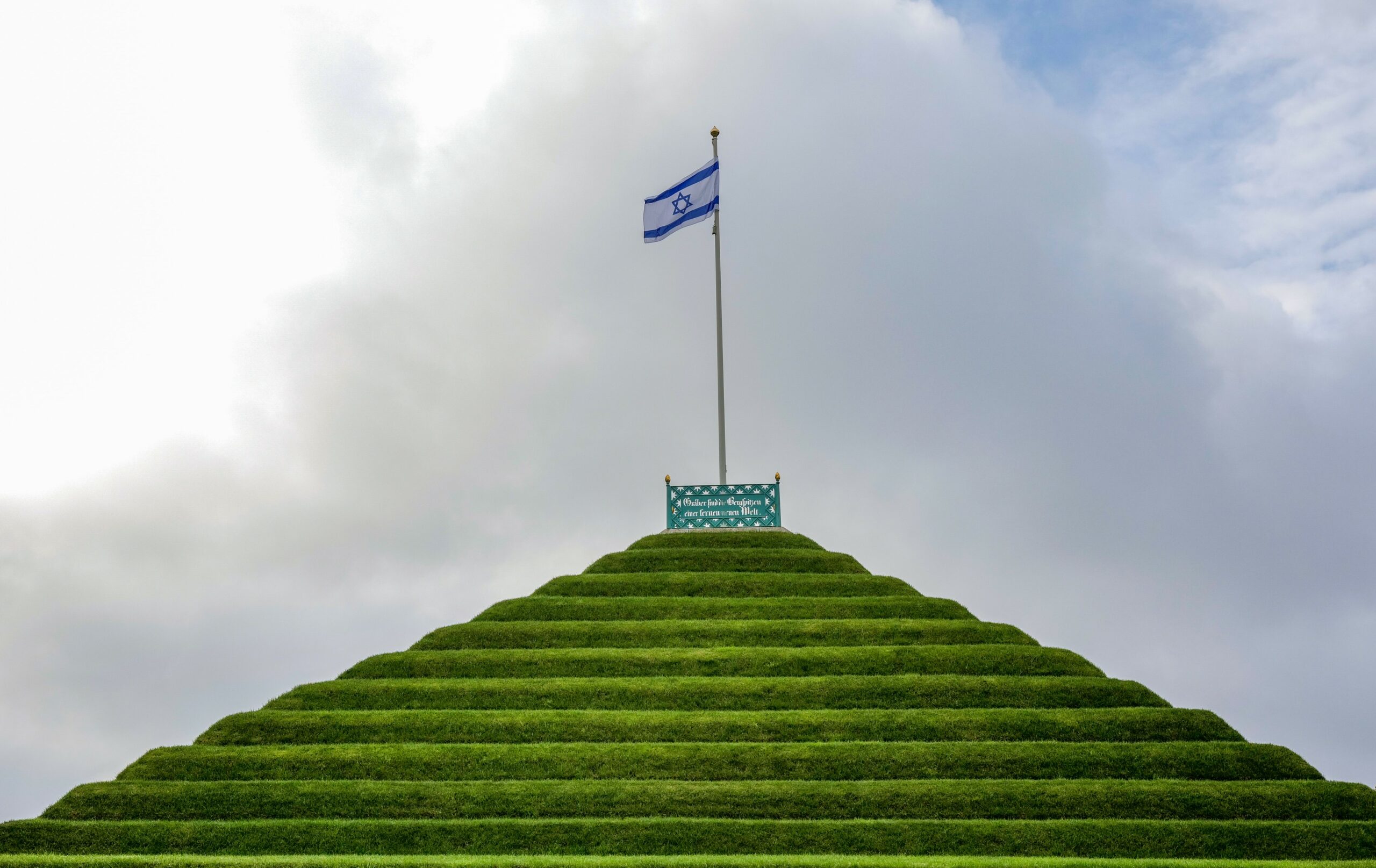 An der Landpyramide in Branitz weht die israelische Flagge