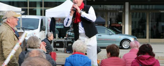 Ein Sänger steht vor Publikum an der Stadthalle Cottbus