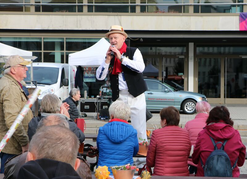 Ein Sänger steht vor Publikum an der Stadthalle Cottbus