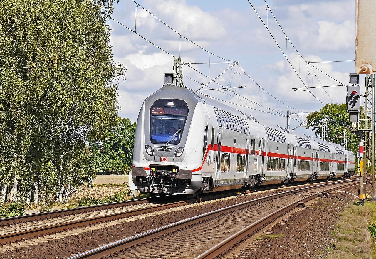 Rot weißer Zug auf der Schiene. Es ist ein IC