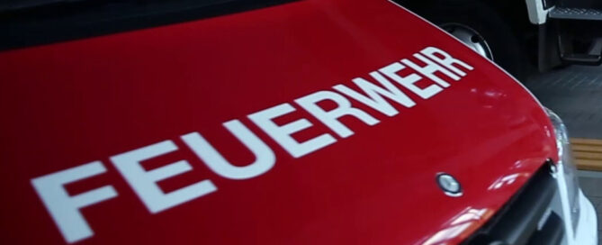 Ein Feuerwehrauto ist mit der Aufschrift Feuerwehr zu sehen.