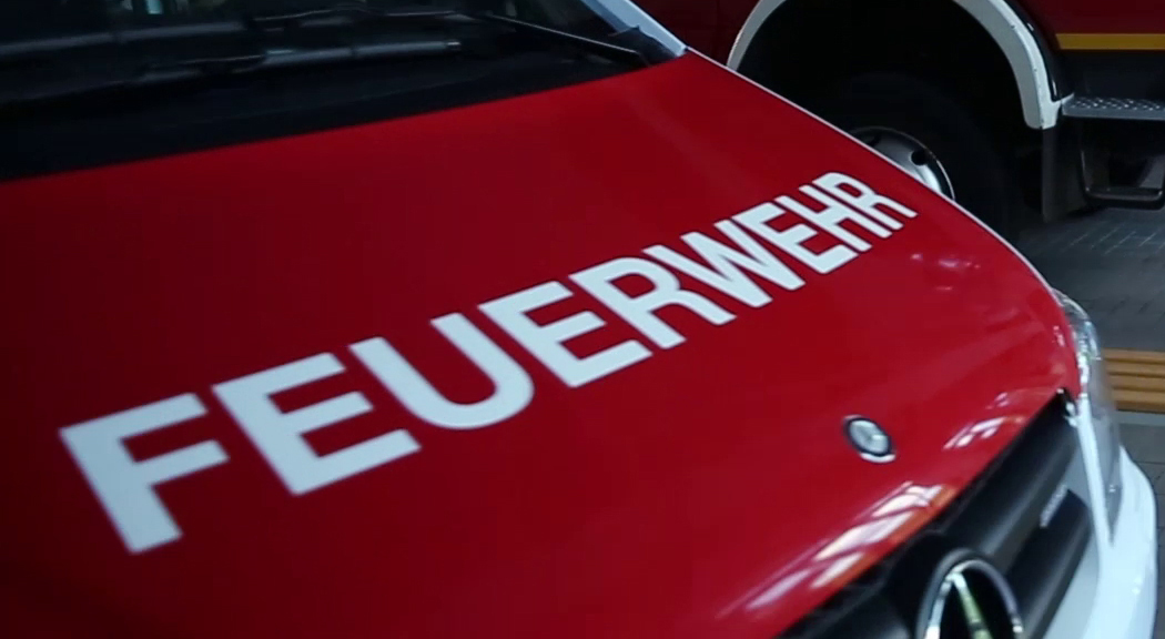 Ein Feuerwehrauto ist mit der Aufschrift Feuerwehr zu sehen.