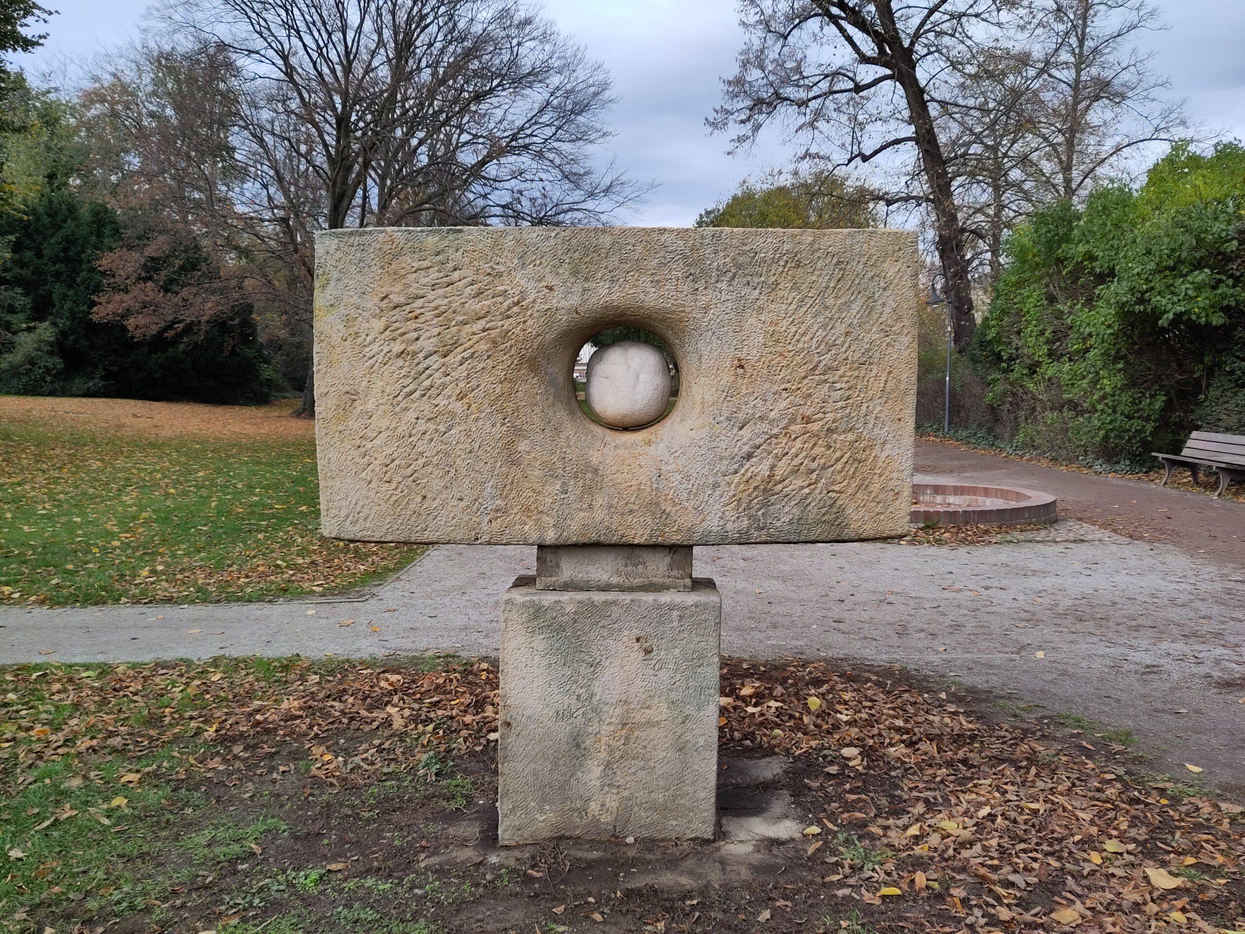 IMG_20231109_085510 Zu sehen ist der Puschkinpark in Cottbus. Im Vordergrund steht eine Skulptur.