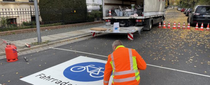 Zu sehen ist eine Straße mit einem aufgeklebten Schild wo Fahrradstraße oben steht