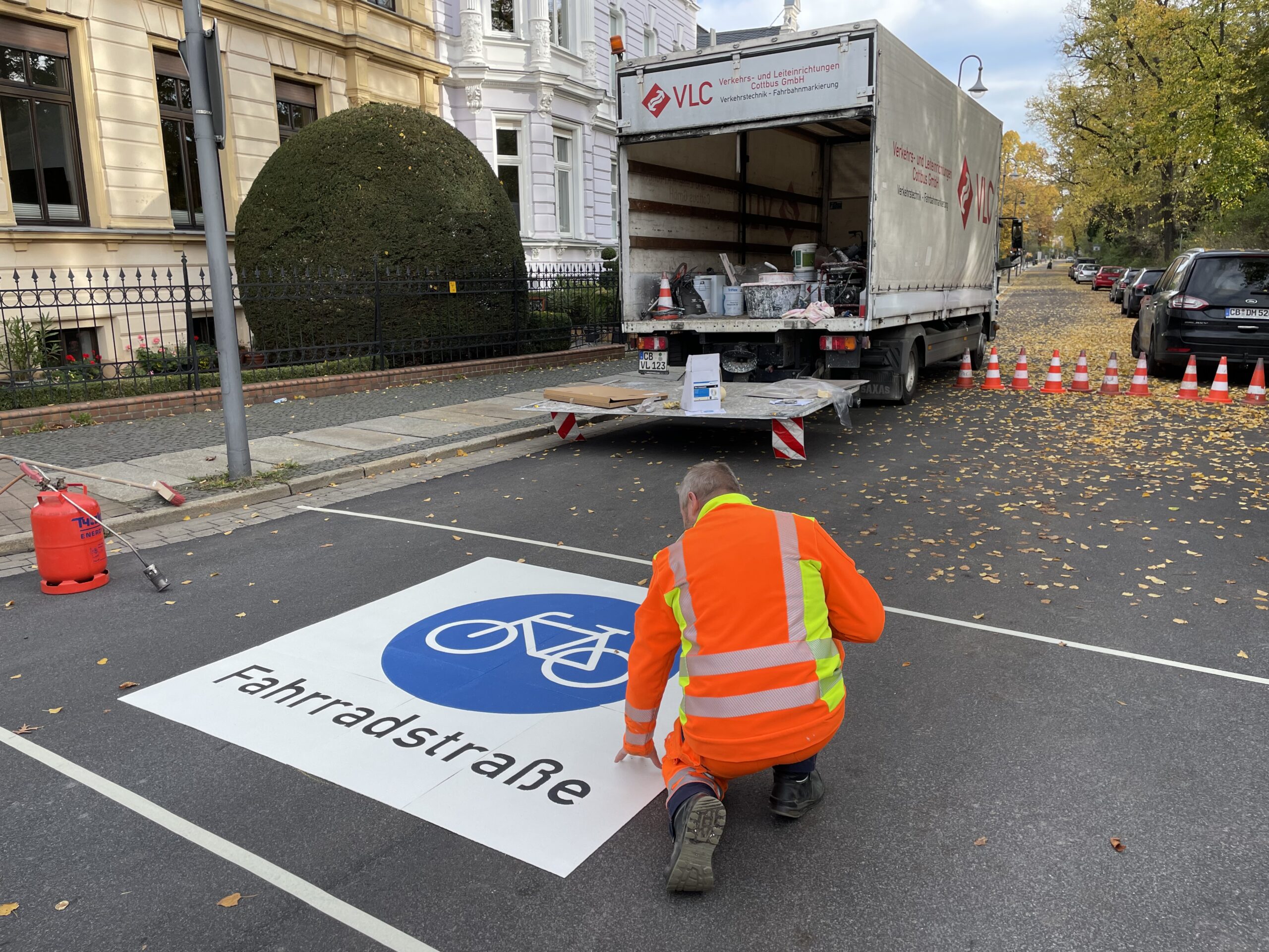 Zu sehen ist eine Straße mit einem aufgeklebten Schild wo Fahrradstraße oben steht