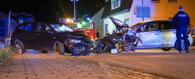 Zwei Autos stoßen auf der Straße zusammen. Die Polizei ist vor Ort