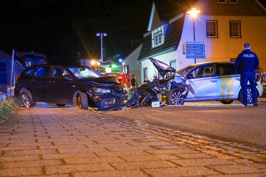 Zwei Autos stoßen auf der Straße zusammen. Die Polizei ist vor Ort