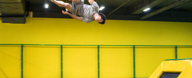 Ein Junge springt auf dem Trampolin