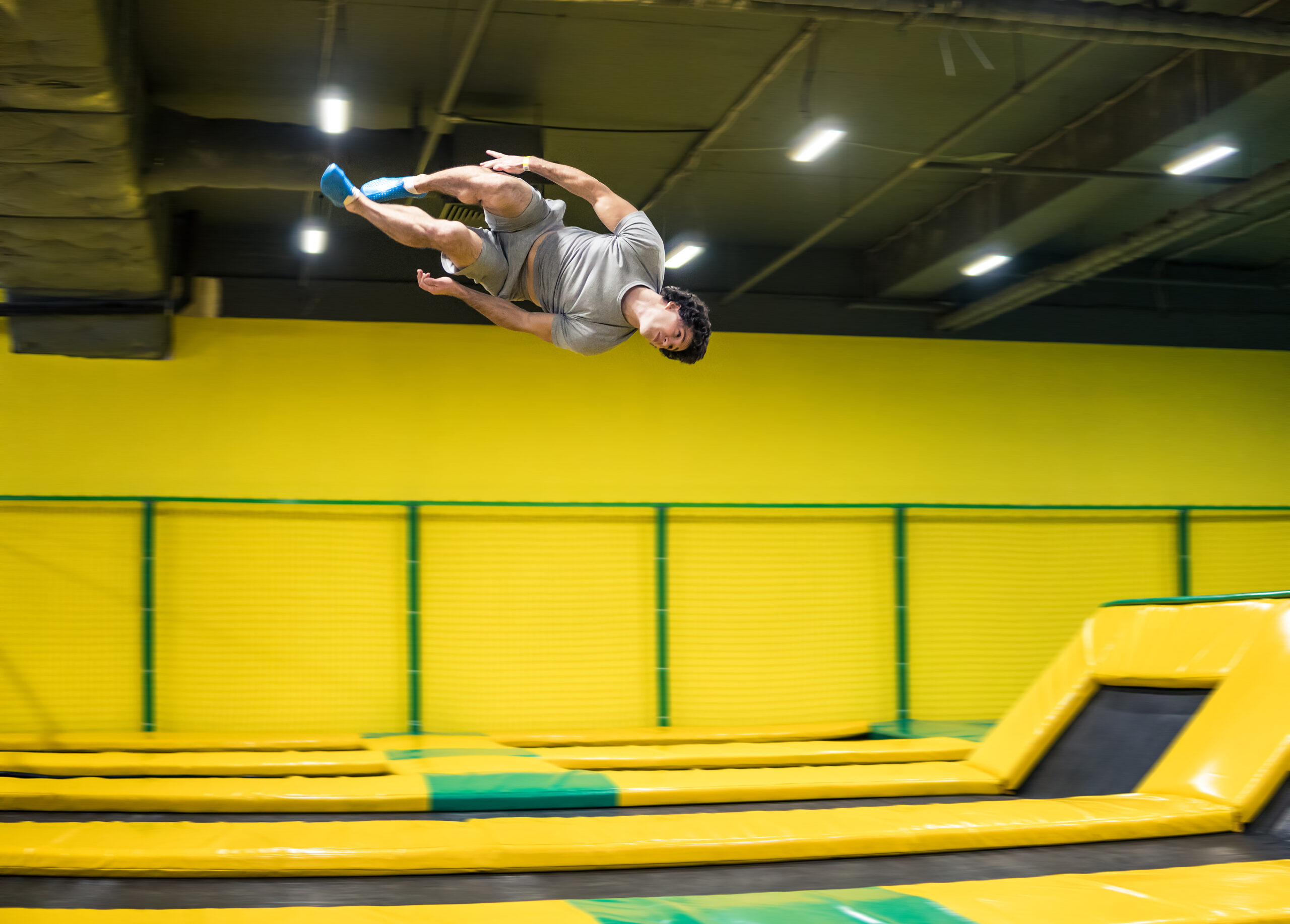 Ein Junge springt auf dem Trampolin