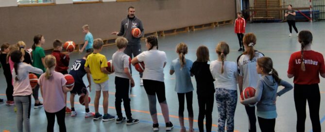 Schüler stehen in einer Turnhalle