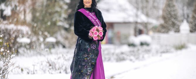 Die Forster Rosenkönigin steht im Schnee