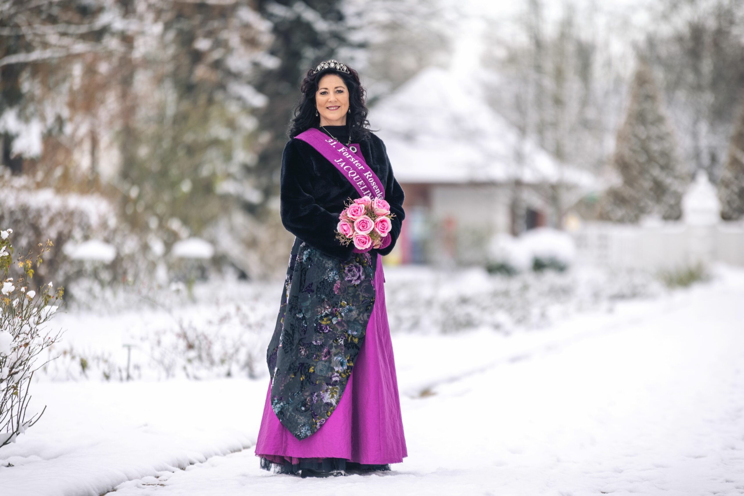 Die Forster Rosenkönigin steht im Schnee