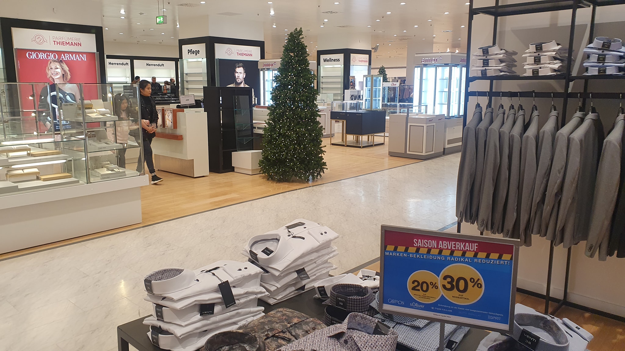Aachener Aachener Modehaus mit Klamotten im Vordergund