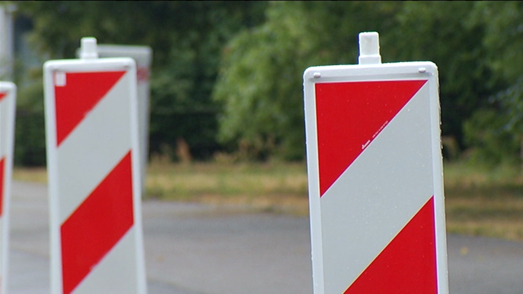 Baustelle Warnbalken in rot weiß für eine Baustelle