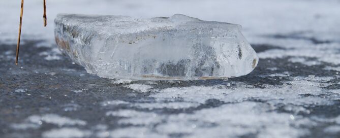 zugefrorener See mit dicker Eisschicht
