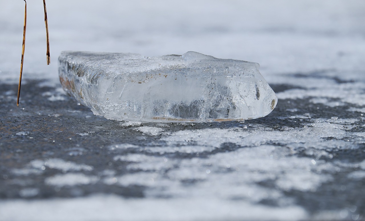 Eisfläche zugefrorener See mit dicker Eisschicht