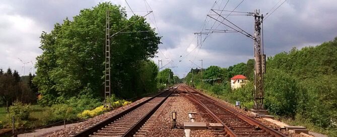 Bahnschienen in der Natur