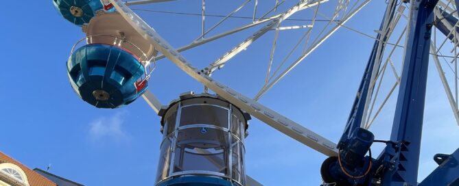 Blaues Riesenrad mit Gondeln.