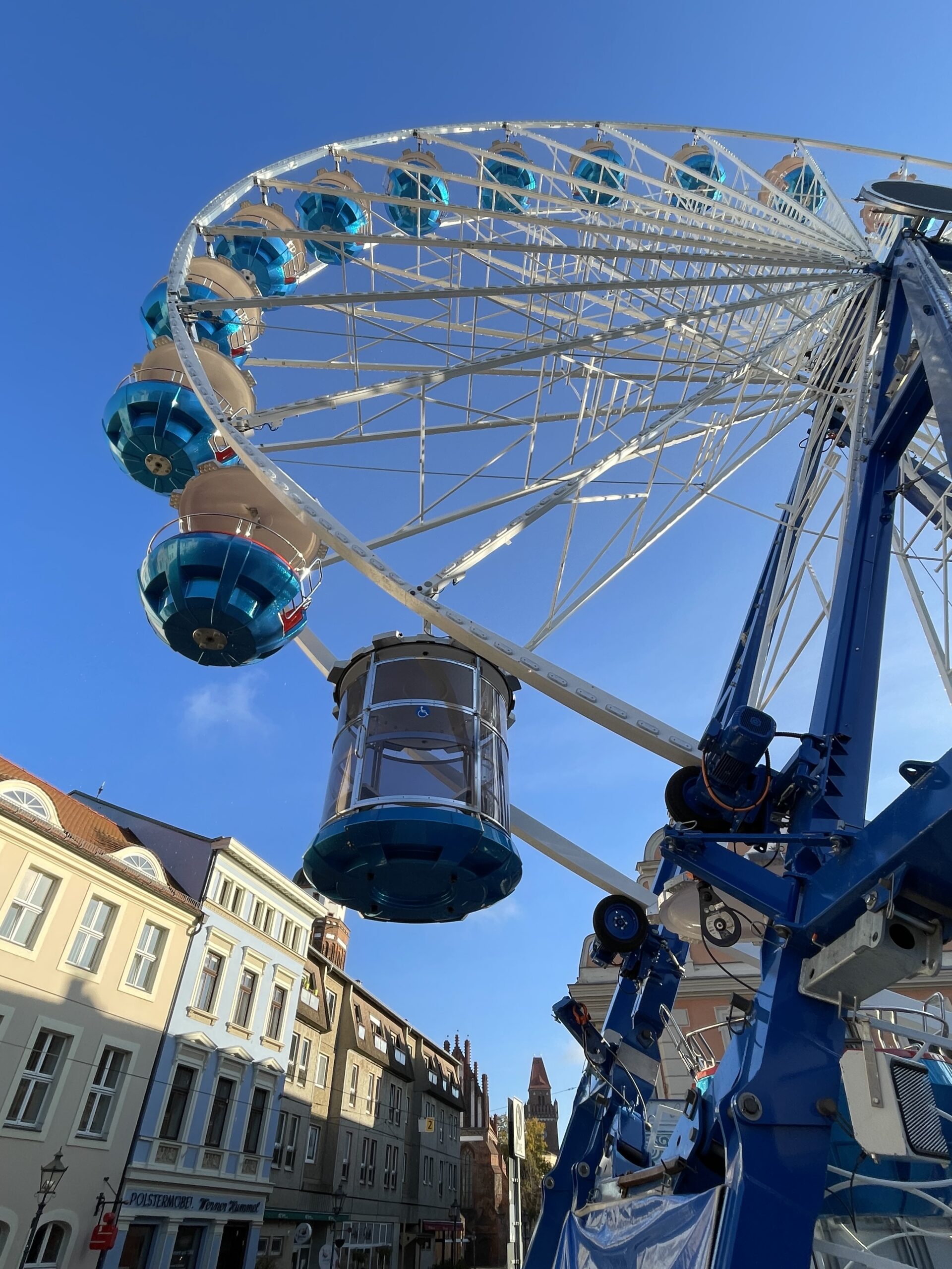 Blaues Riesenrad mit Gondeln.