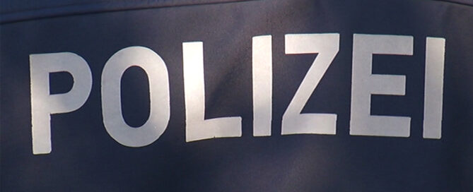 Polizeiaufschrift auf blauer Jacke