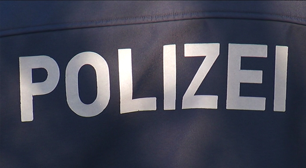 Polizeiaufschrift auf blauer Jacke