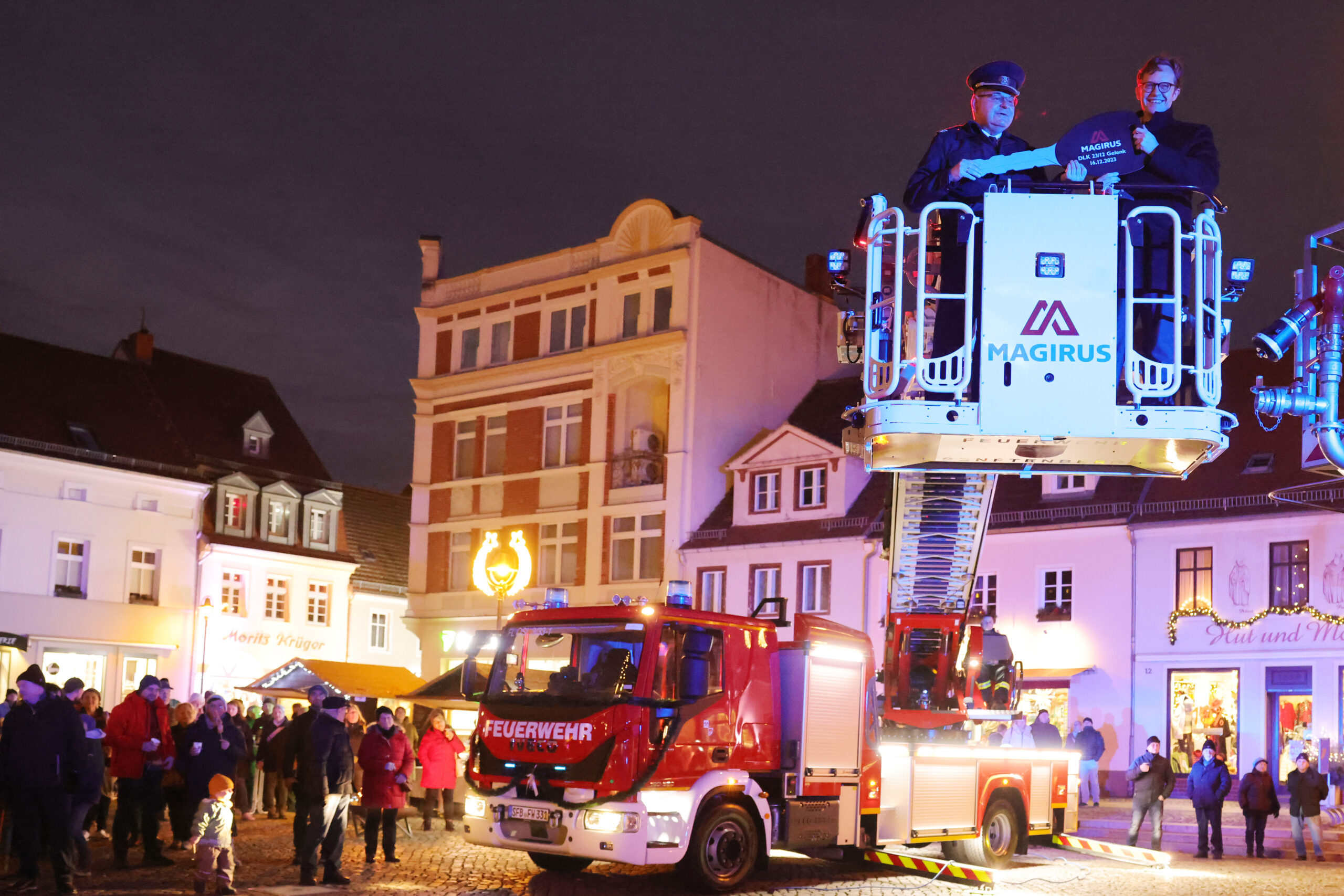 Feuerwehr vor dem Senftenberger Rathaus