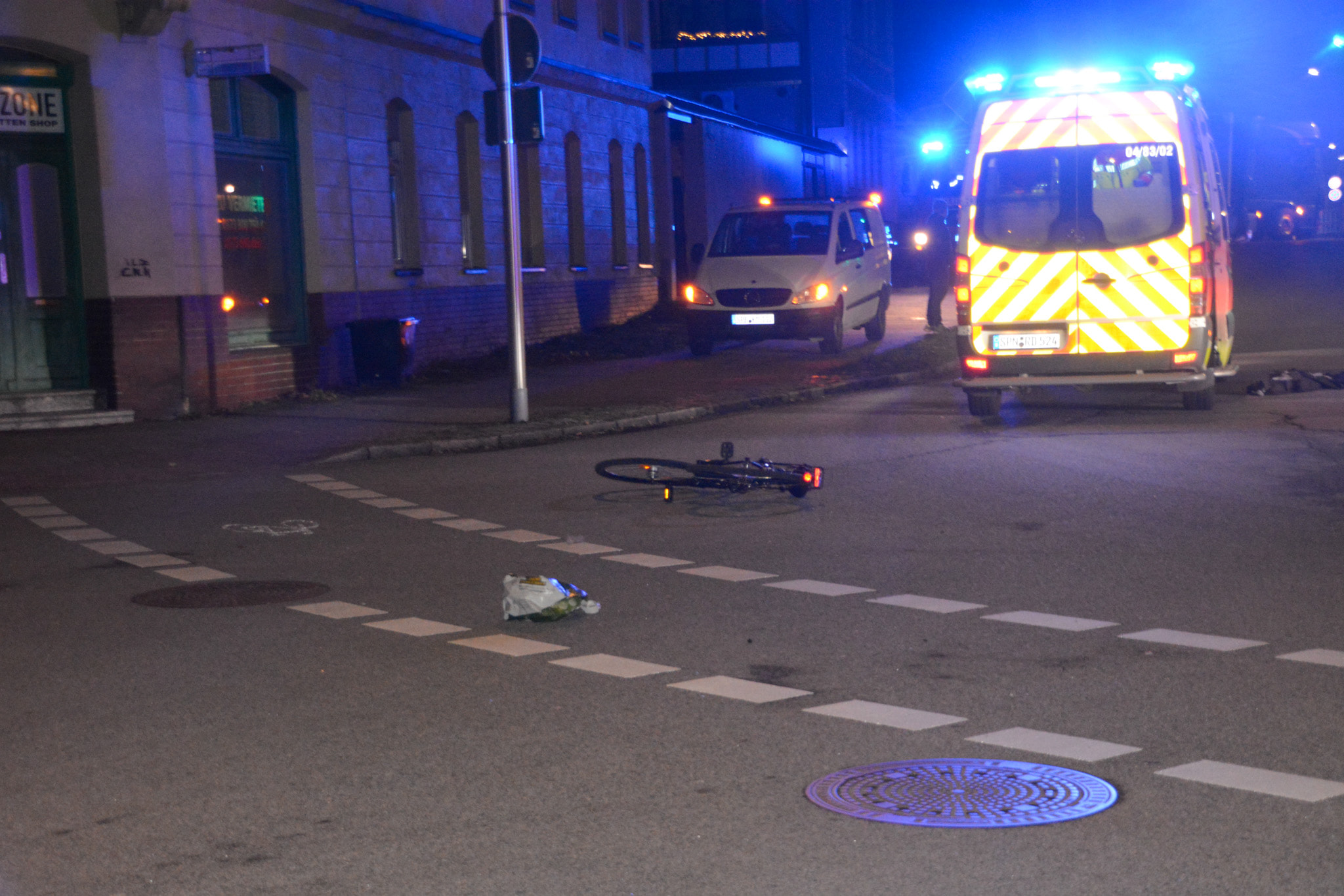 Unfall Unfall mit einem Radfahrer. Rettungswagen im Einsatz