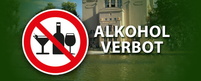 Staatstheater im Hintergrund. Im Vordergrund steht ein Schild Alkoholverbot.