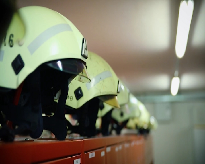 Feuerwehrhelme liegen auf dem Schrank.