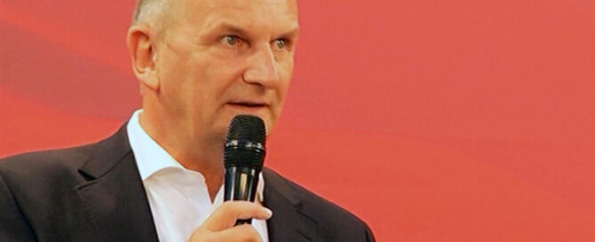 Dietmar Woidke hält ein Mikrofon