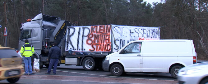 Das Foto zeigt einen LKW, der eine Autobahnauffahrt blockiert.