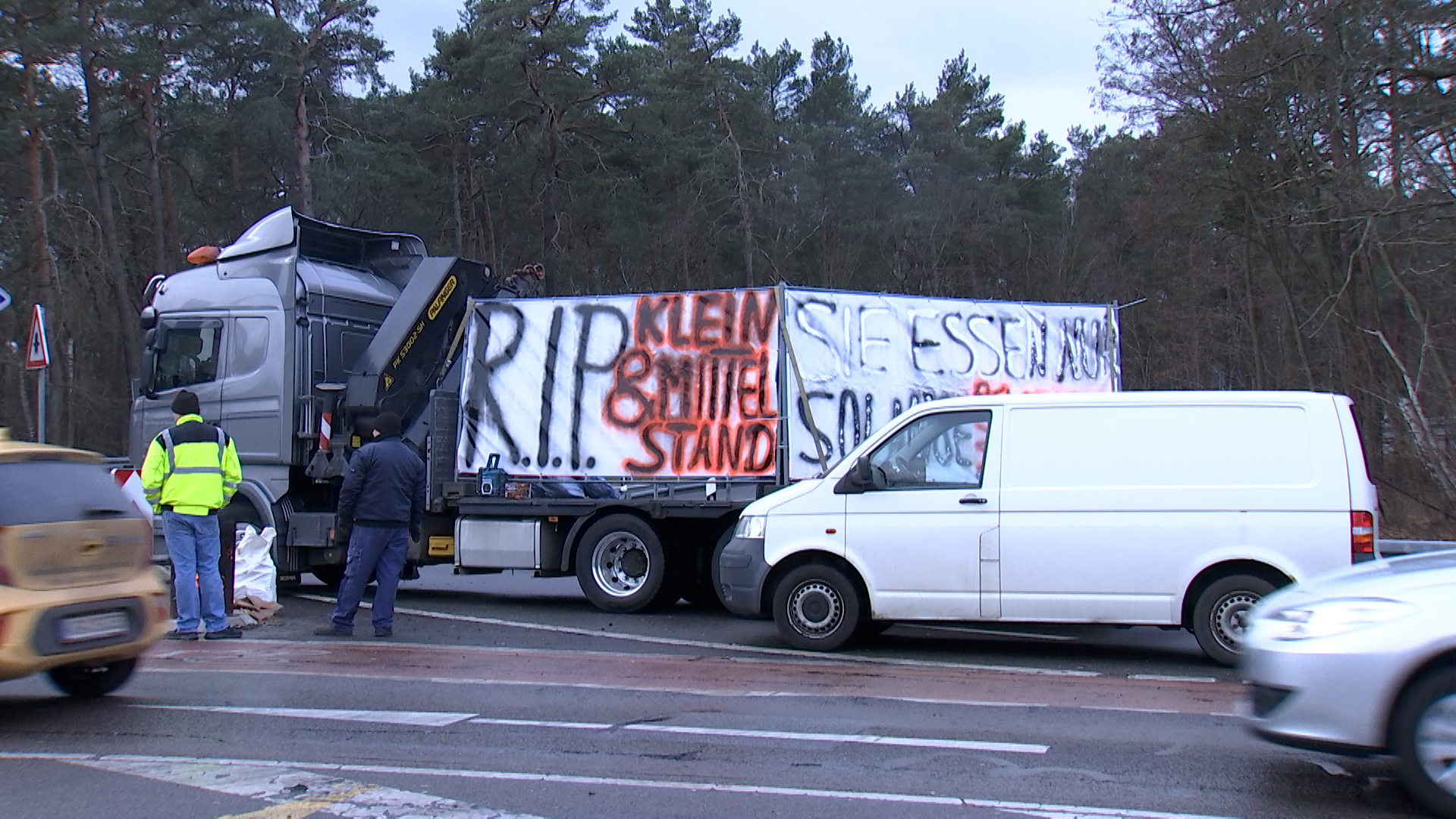 150124_Bauernprotest Das Foto zeigt einen LKW, der eine Autobahnauffahrt blockiert.