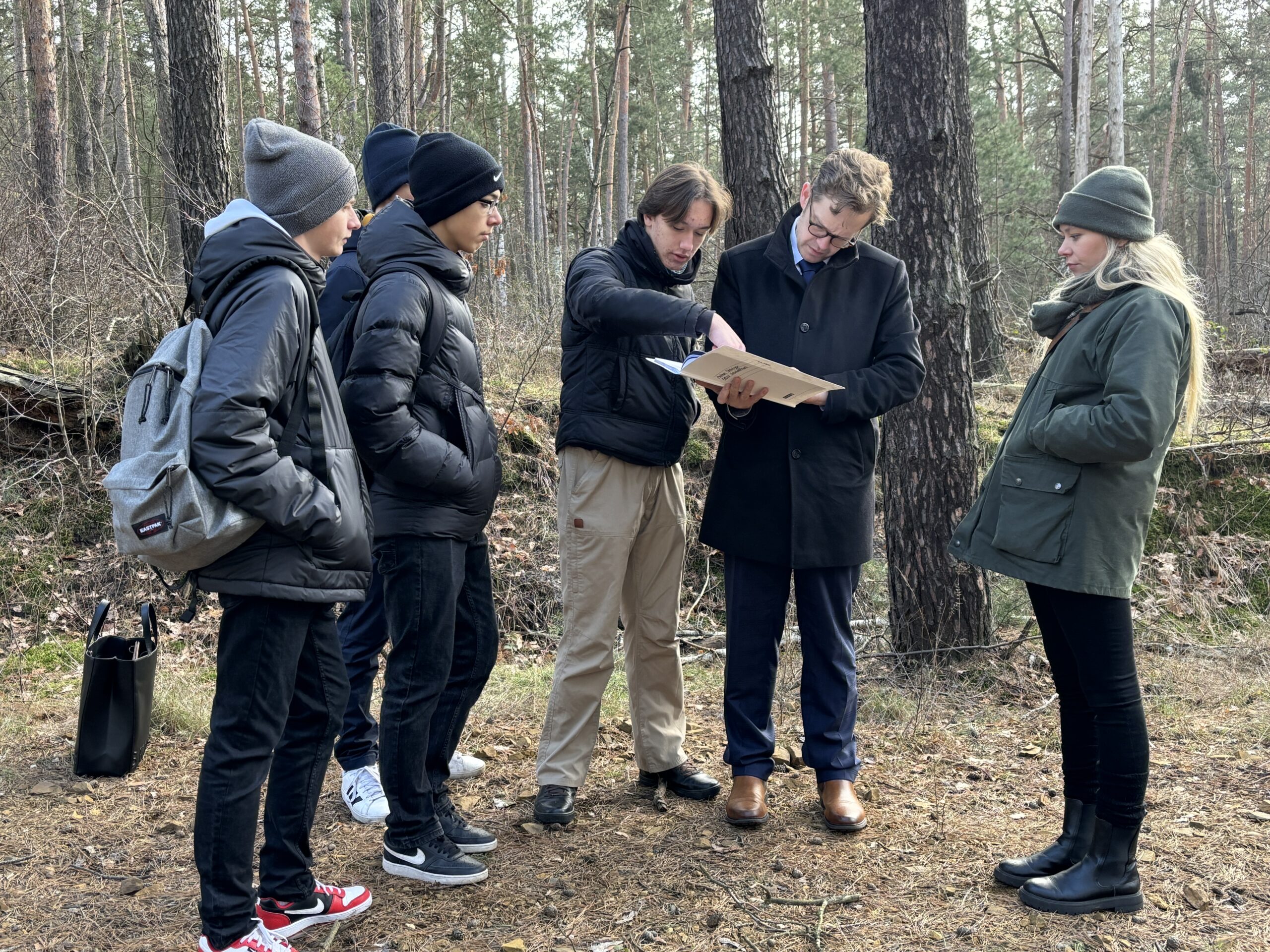 Das Foto zeigt mehrere junge Menschen mit dem Bürgermeister. Sie sprechen über Forschungsergebnisse zum Holocaust.