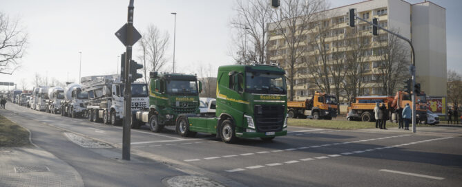 LKW und Traktoren blockieren die Straße