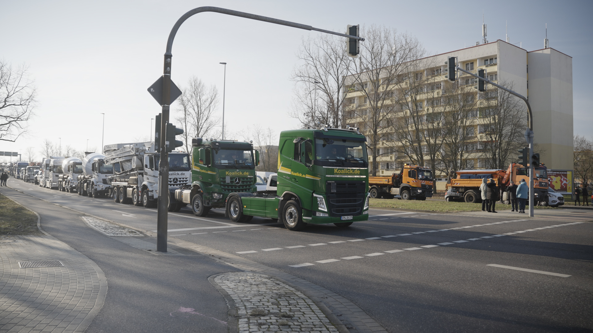 LKW und Traktoren blockieren die Straße