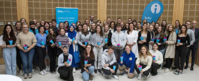 Auf dem Foto sind Grundschullehrer während ihrer Ausbildung an der BTU zu sehen.