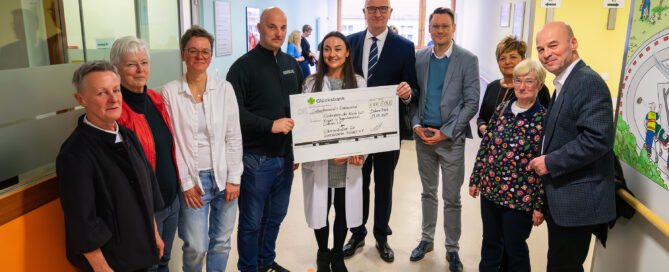 Auf dem Foto sind Mitarbeitende der CTK-Kinderklinik mit einem Spendenscheck zu sehen. Auch der Verein "Rock n Roll gegen Krebs" ist vertreten. Ministerpräsident Dietmar Woidke ist ebenfalls abgebildet.