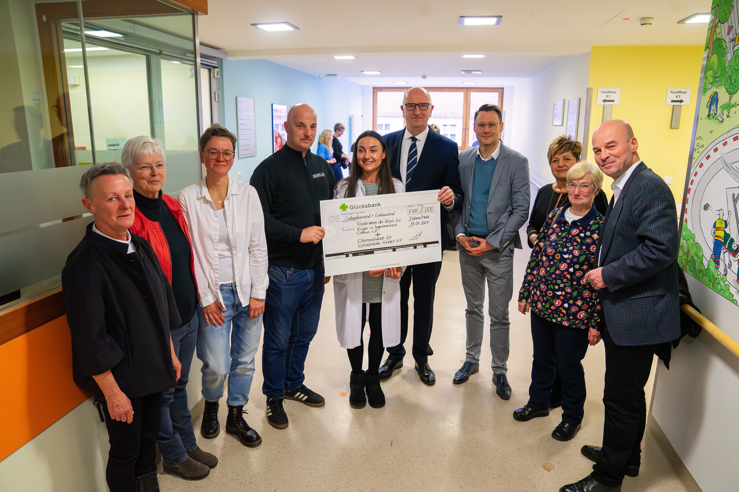 Auf dem Foto sind Mitarbeitende der CTK-Kinderklinik mit einem Spendenscheck zu sehen. Auch der Verein "Rock n Roll gegen Krebs" ist vertreten. Ministerpräsident Dietmar Woidke ist ebenfalls abgebildet.