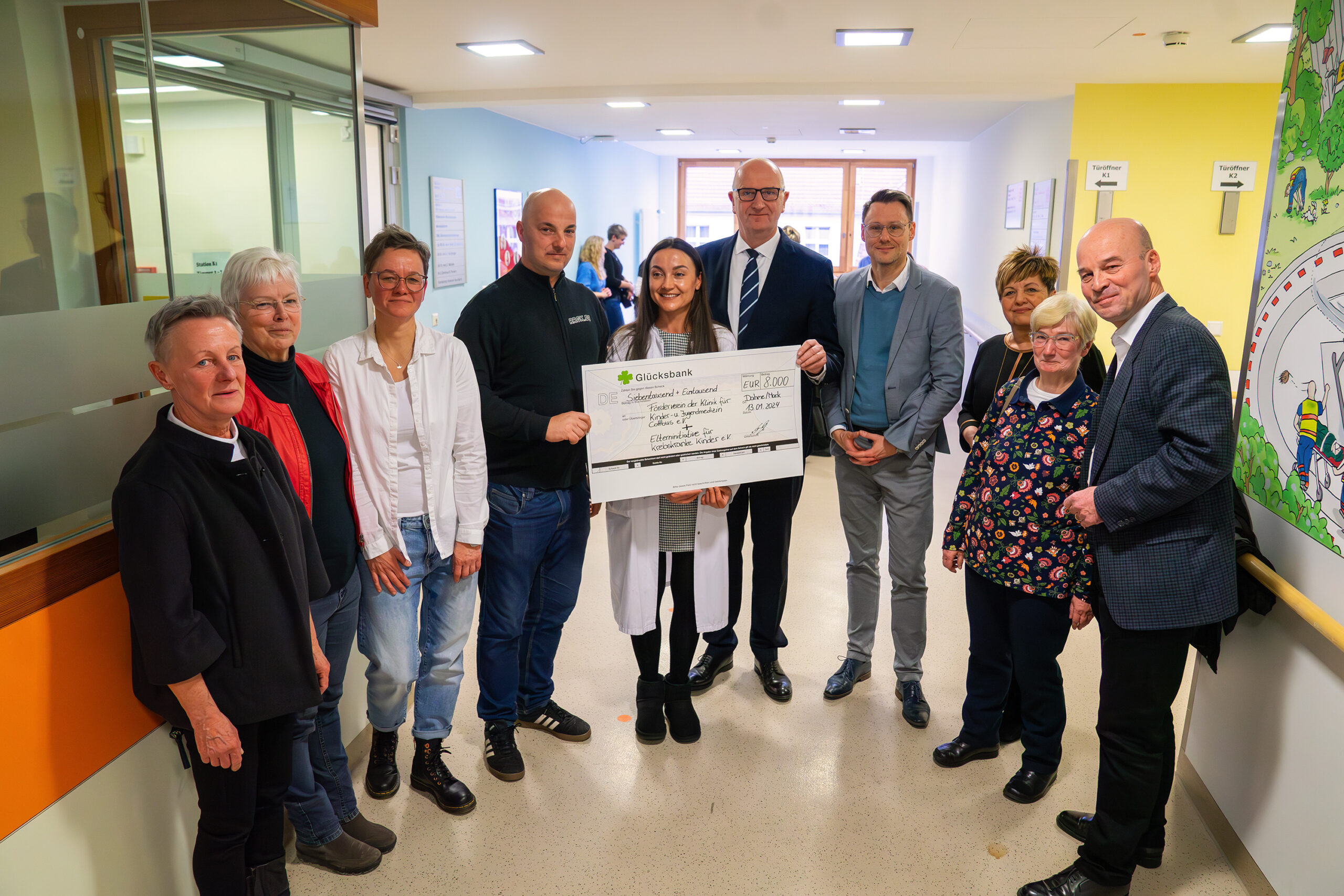 Spendenübergabe Kinderklinik Auf dem Foto sind Mitarbeitende der CTK-Kinderklinik mit einem Spendenscheck zu sehen. Auch der Verein "Rock n Roll gegen Krebs" ist vertreten. Ministerpräsident Dietmar Woidke ist ebenfalls abgebildet.