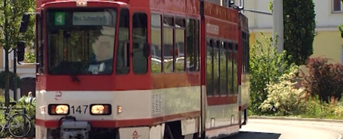 Auf dem Foto ist eine Tatra-Straßenbahn der Linie 4 in Cottbus zu sehen.