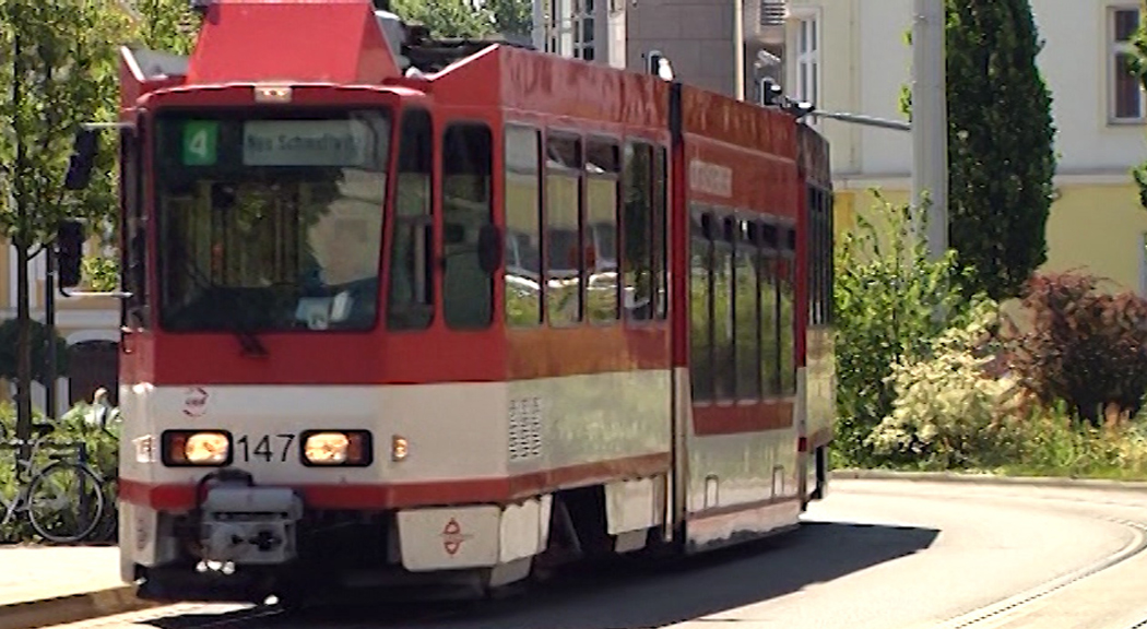 Auf dem Foto ist eine Tatra-Straßenbahn der Linie 4 in Cottbus zu sehen.