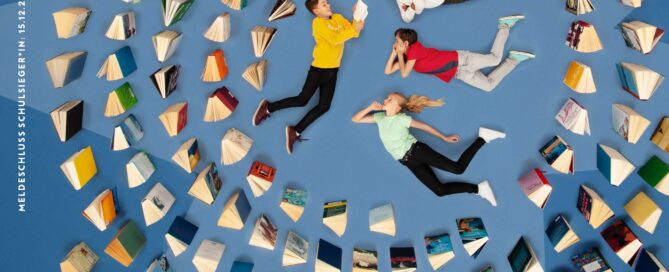 Das Plakat zeigt vier gezeichnete junge Menschen, die von einer Spirale aus Büchern umgeben sind.