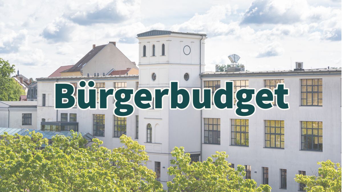 Auf dem Foto ist das Rathaus der Stadt Guben sowie das Wort "Bürgerbudget" zu sehen.