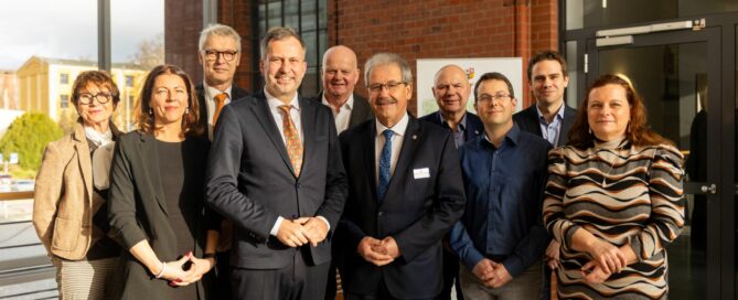 Das Foto zeigt Vertreter der Stadt Cottbus und Vertreter des Landkreises Spree-Neiße.