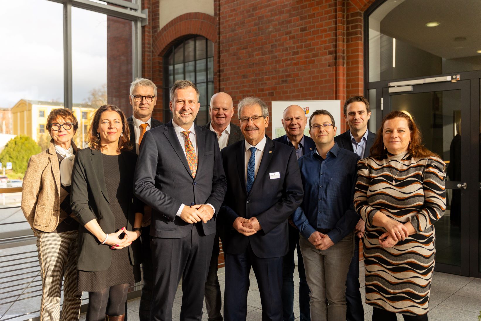 Das Foto zeigt Vertreter der Stadt Cottbus und Vertreter des Landkreises Spree-Neiße.