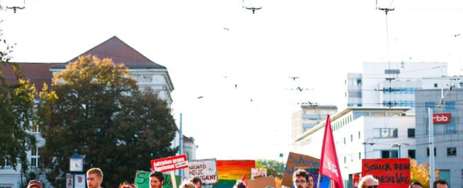 Auf dem Foto ist eine Demonstration zu sehen, die sich gegen rechte Ideologien richtet